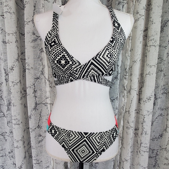 Geometric Black and White Bikini Set - Picture 2 of 12